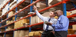 homens-trabalhando-logistica-galpao.jpg